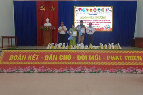 NHỮNG PHẦN QUÀ TẾT – GẮN KẾT YÊU THƯƠNG.